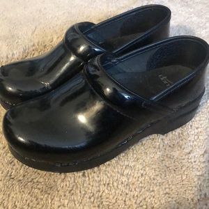 Woman’s 36 Black patent leather Dansko Clogs